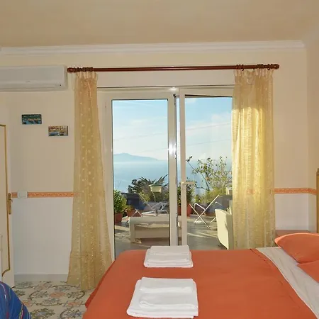 Bed & Breakfast Le Ginestre Di Capri Bb & House 2*